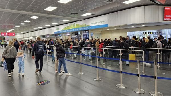 Ryanair chiede lo stop al nuovo sistema passaporti Ue: «Pericolo code in estate»