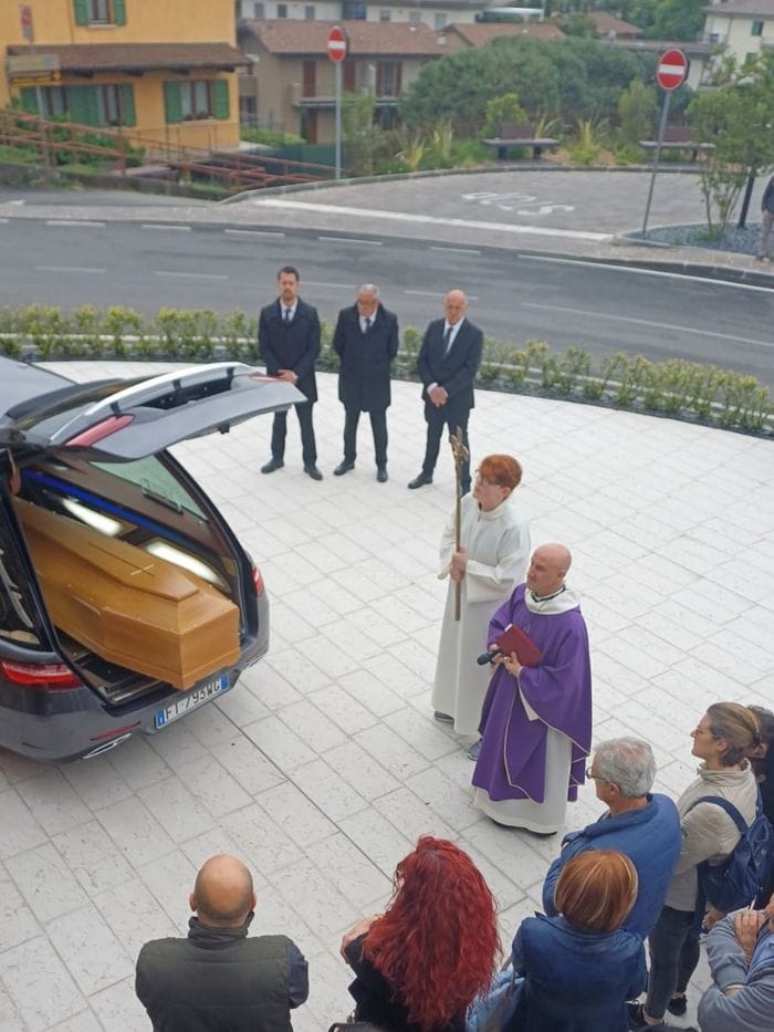 Travolta da un’auto a Villongo, l’abbraccio di Credaro per Cinzia: «Portavi energia e calore al lavoro»