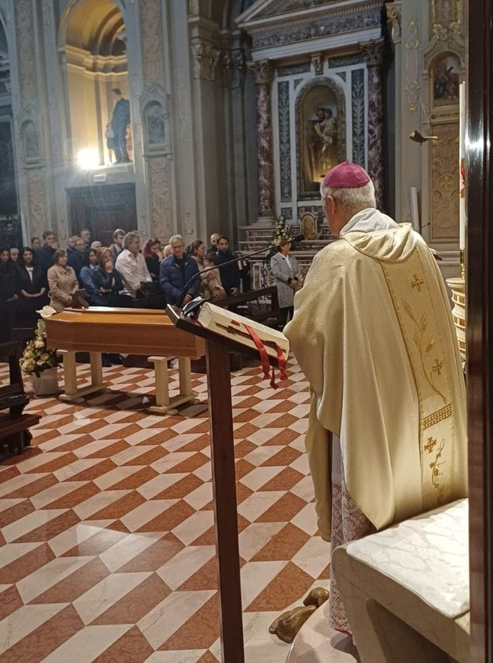 Travolta da un’auto a Villongo, l’abbraccio di Credaro per Cinzia: «Portavi energia e calore al lavoro»