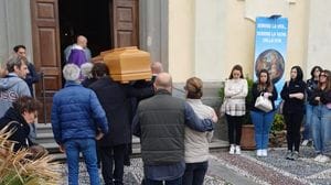 Travolta da un’auto a Villongo, l’abbraccio di Credaro per Cinzia: «Portavi energia e calore al lavoro»