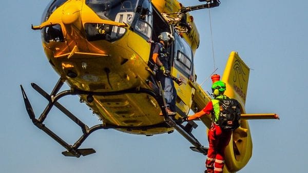 Cade con la moto e finisce in un torrente dopo un volo di 10 metri in Val Brembilla: ferito