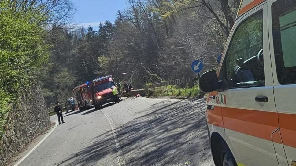Con la moto finisce in un torrente  in Val Brembilla: ferito - Il video del recupero