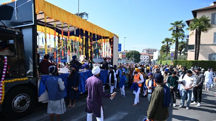 corteo e festa della comunit224 sikh a bergamo foto e video