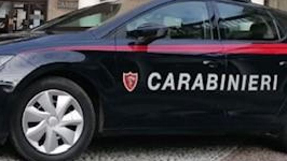Furti seriali nei supermercati della Bassa, addetto alla sicurezza li segue e fa arrestare 3 ladri