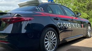 Furti seriali nei supermercati della Bassa, addetto alla sicurezza li segue e fa arrestare 3 ladri