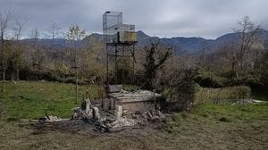 Gandosso, capanno di caccia dato alle fiamme e alberi tagliati. «Era un posto speciale»