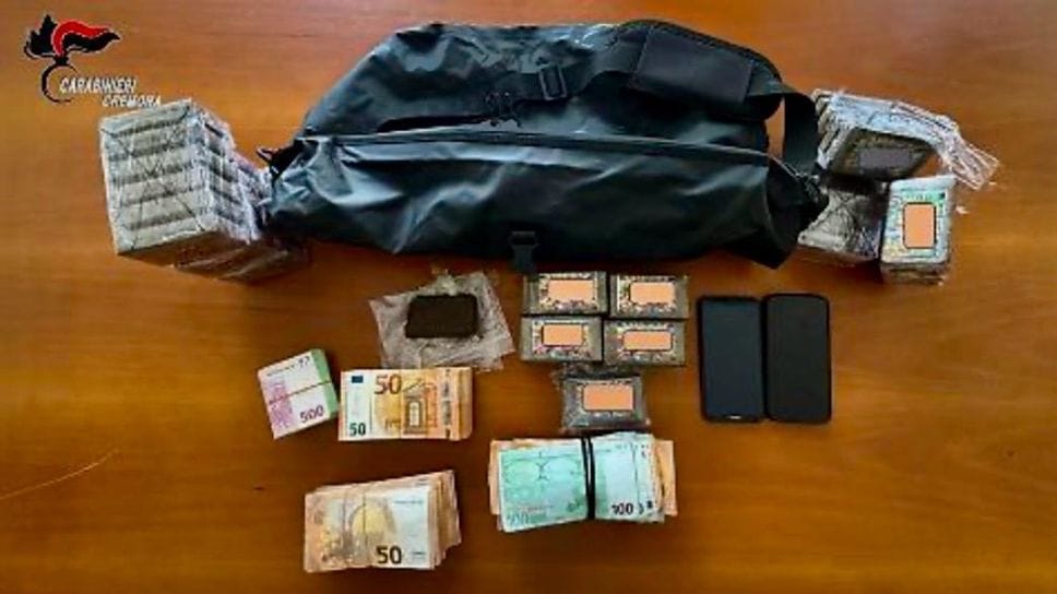 Hashish e contanti: doppio arresto a Dovera. Nei guai anche un 29enne di Verdello