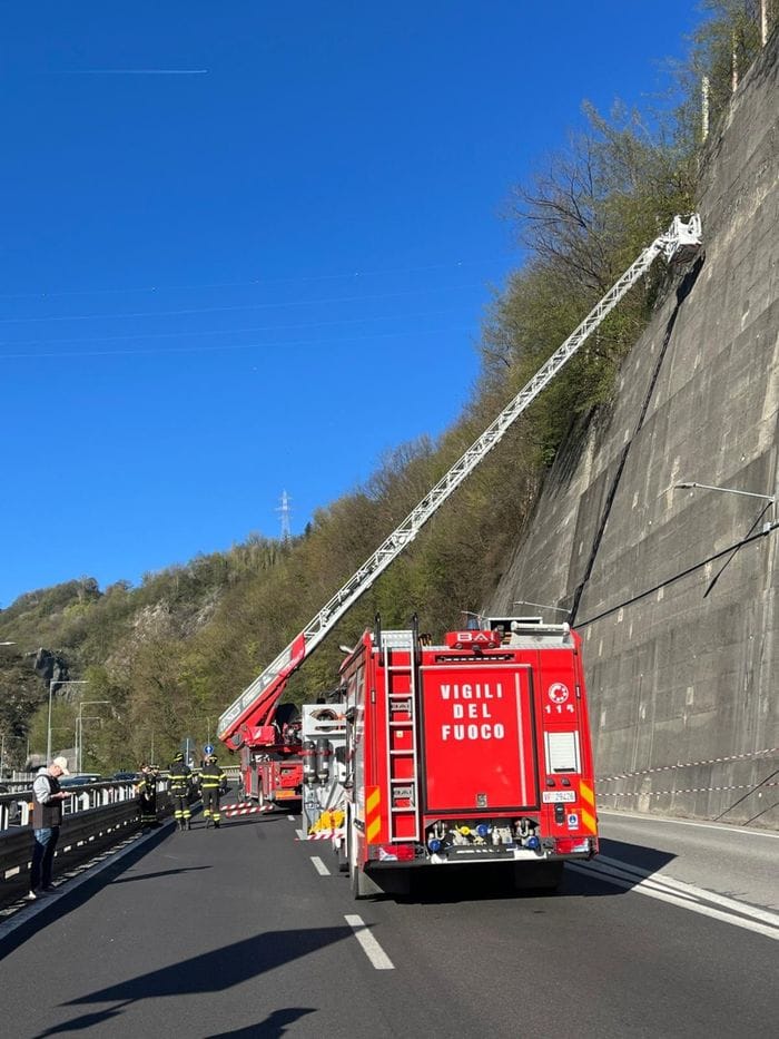 Massi sulla statale 470 della Valle Brembana, ponte di Sedrina riaperto dopo 5 ore - Foto/Video