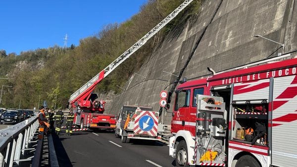 Massi sulla statale 470 della Valle Brembana, ponte di Sedrina riaperto dopo 5 ore - Foto/Video