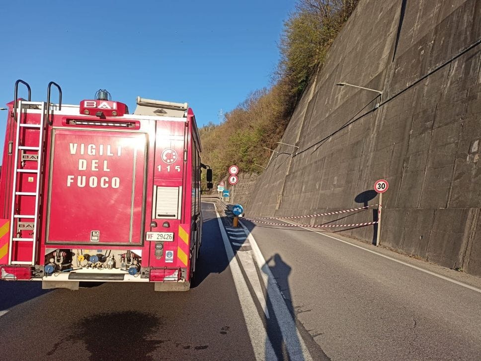 Massi sulla statale 470 della Valle Brembana, ponte di Sedrina riaperto dopo 5 ore - Foto/Video