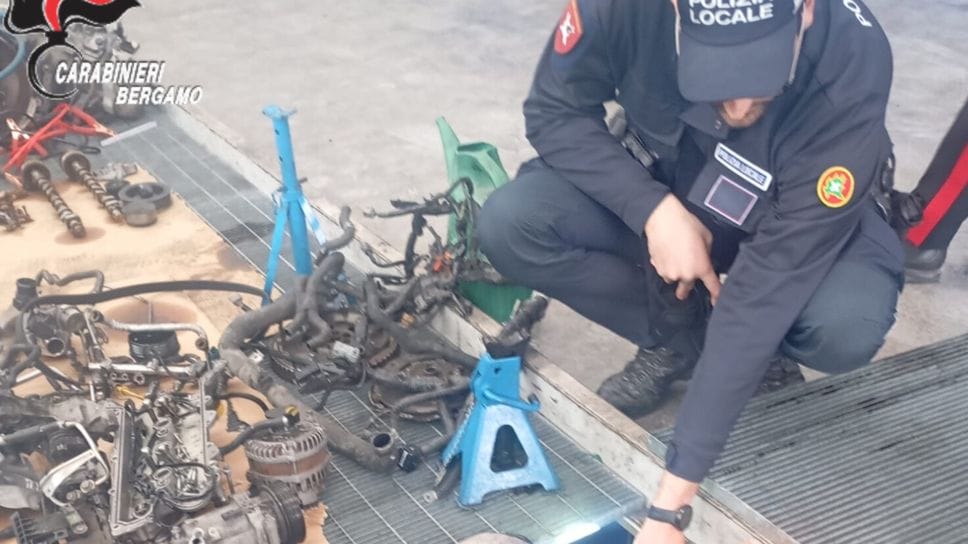 Osio Sopra, scoperta officina abusiva e discarica di rifiuti pericolosi - Foto