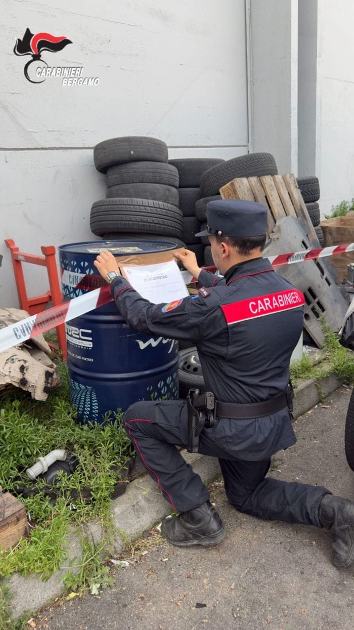 Osio Sopra, scoperta officina abusiva e discarica di rifiuti pericolosi - Foto