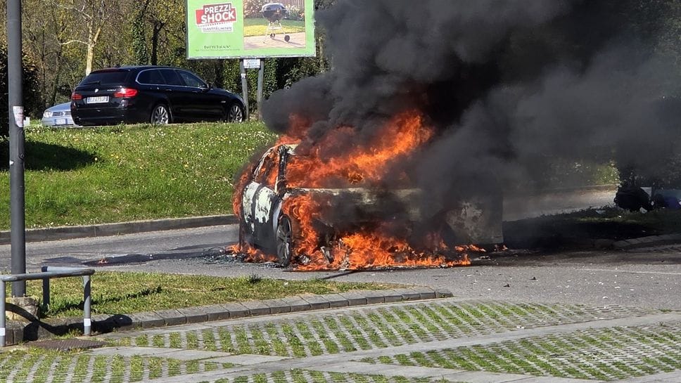 Prende fuoco un’auto nel parcheggio del Decathlon di Seriate, l’intervento dei vigili del fuoco-Foto