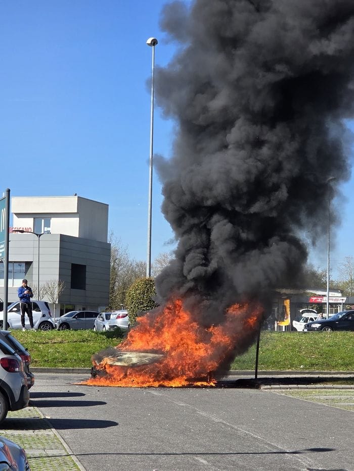 Prende fuoco un’auto nel parcheggio del Decathlon di Seriate, l’intervento dei vigili del fuoco-Foto