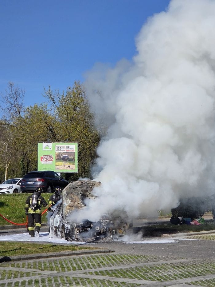 Prende fuoco un’auto nel parcheggio del Decathlon di Seriate, l’intervento dei vigili del fuoco-Foto