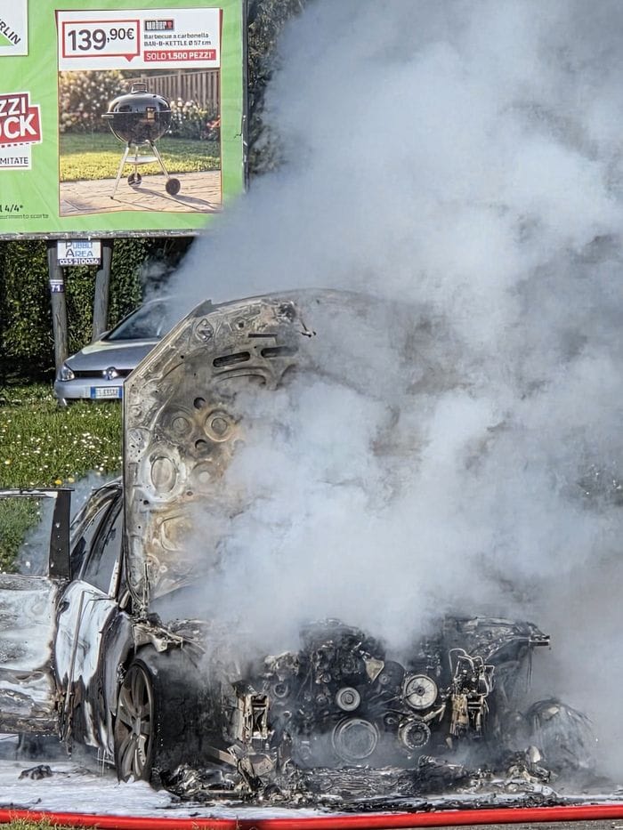 Prende fuoco un’auto nel parcheggio del Decathlon di Seriate, l’intervento dei vigili del fuoco-Foto