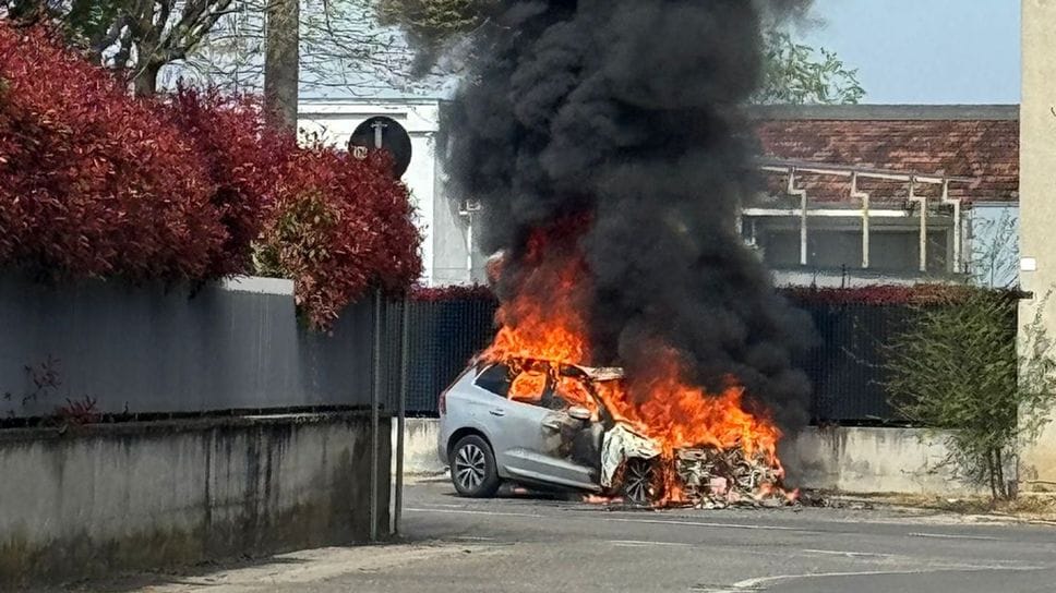 Auto in fiamme tra Brignano e Castel Rozzone, l’intervento dei vigili del fuoco - Foto e video