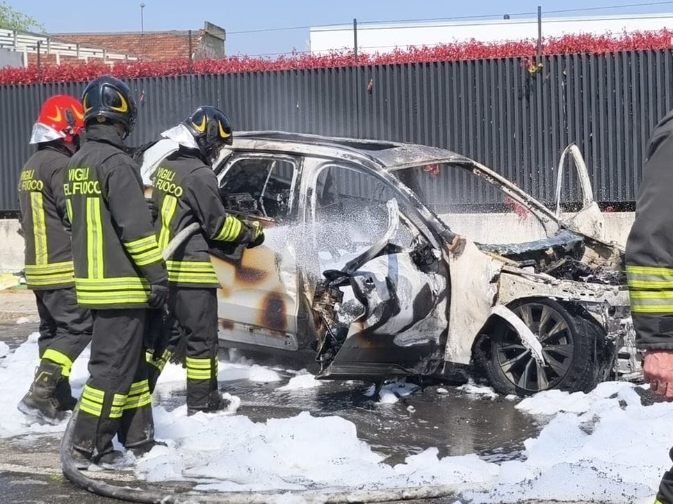 Auto in fiamme tra Brignano e Castel Rozzone, l’intervento dei vigili del fuoco - Foto e video