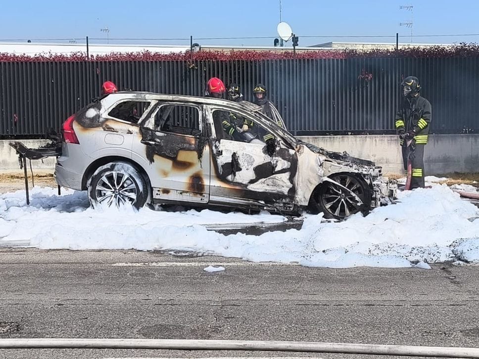 Auto in fiamme tra Brignano e Castel Rozzone, l’intervento dei vigili del fuoco - Foto e video