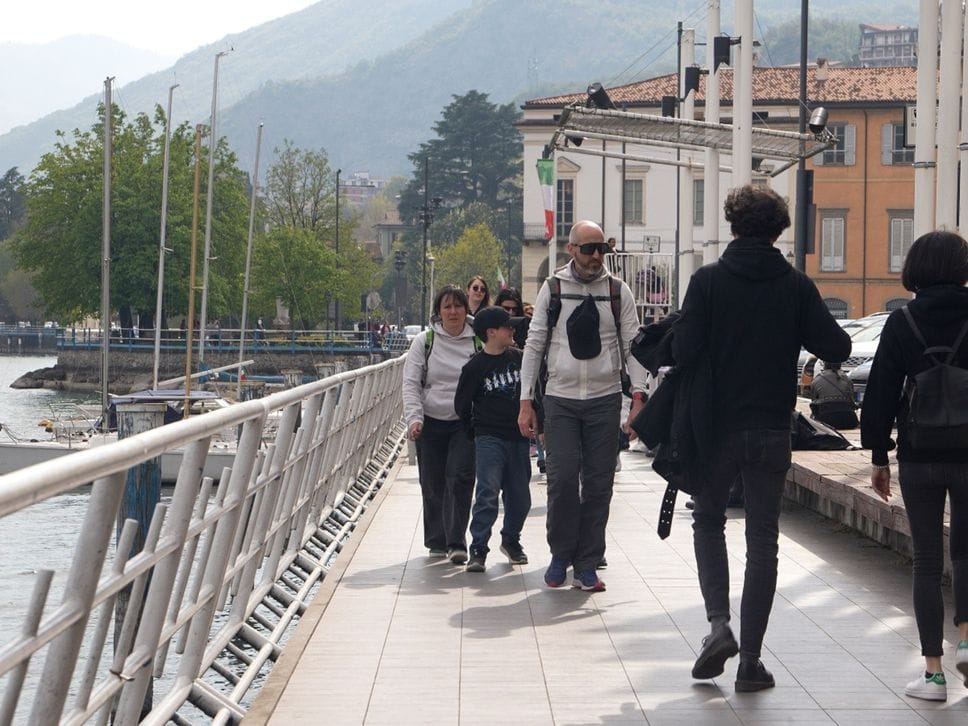 Col bel tempo pienone al lago: Sebino preso d’assalto. Motociclisti in coda