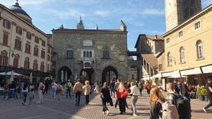 Pasqua a Bergamo, pienone in Città Alta e all’Accademia Carrara. Code alla funicolare - Foto e video