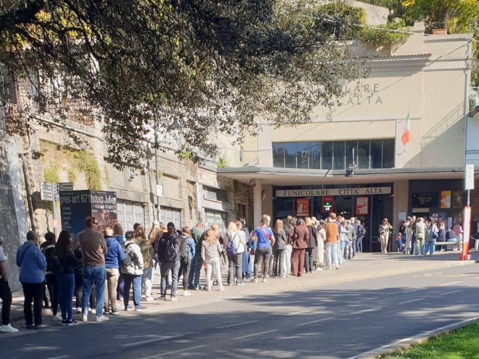 Pasqua a Bergamo, pienone in Città Alta e all’Accademia Carrara. Code alla funicolare - Foto e video