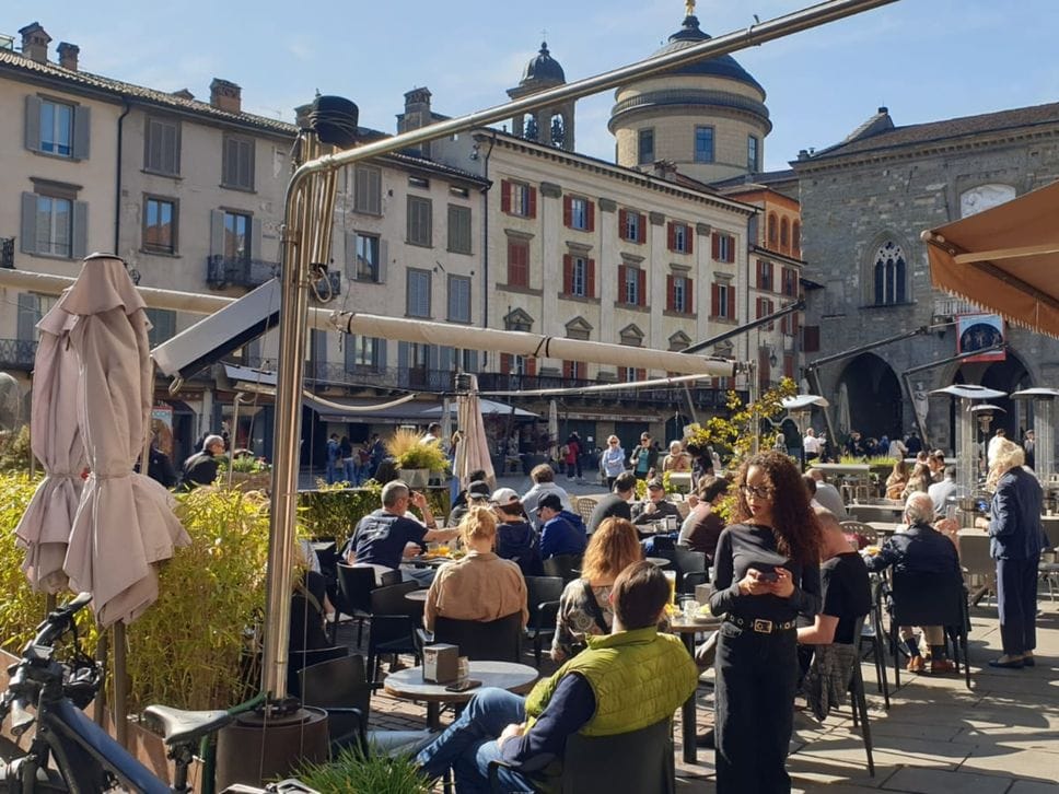 Pasqua a Bergamo, pienone in Città Alta e all’Accademia Carrara. Code alla funicolare - Foto e video