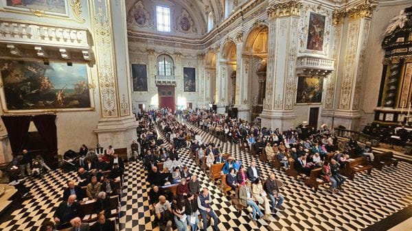 Pasqua, il Vescovo in cattedrale: «Non si innalzino bandiere di guerra in nome di Dio. Deponiamo le armi, tutti»