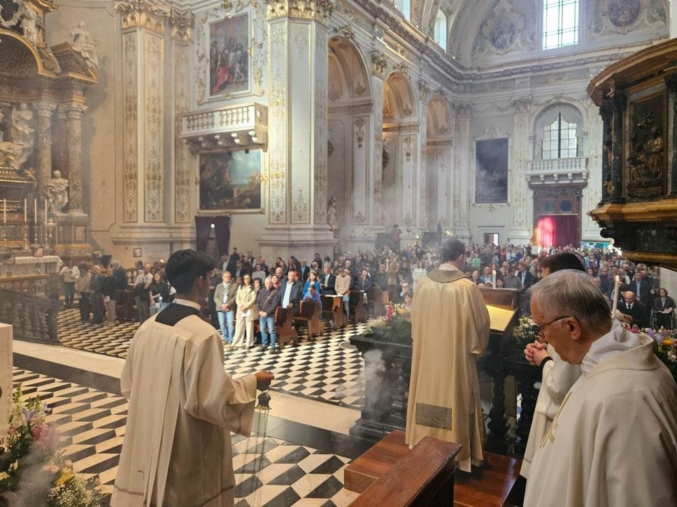 Pasqua, il Vescovo in cattedrale: «Non si innalzino bandiere di guerra in nome di Dio. Deponiamo le armi, tutti»