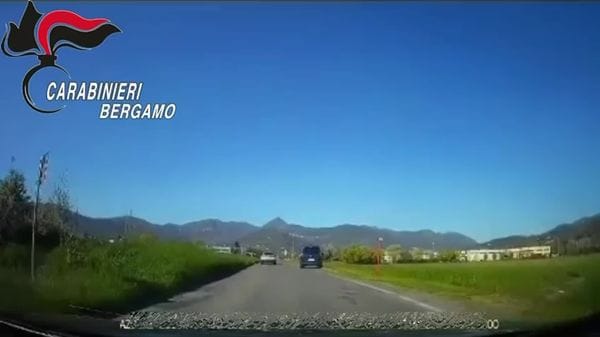 Scappa dai carabinieri e si ribalta a Fiobbio di Albino: arrestato