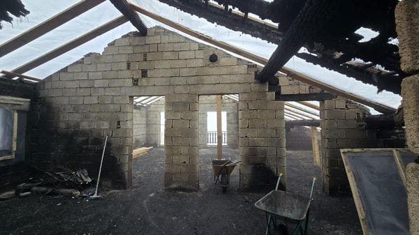 Casa distrutta a Mezzoldo da un incendio, una raccolta fondi online