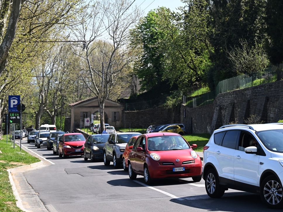 Pasquetta, Città Alta presa d’assalto. Code anche per  i rientri - Foto e video