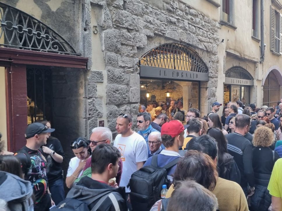 Pasquetta, Città Alta presa d’assalto. Code anche per  i rientri - Foto e video
