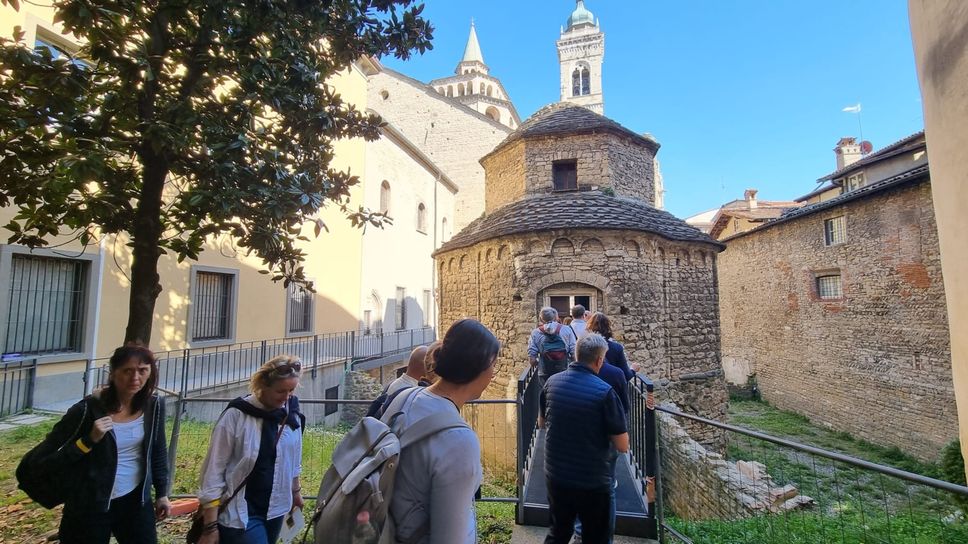 Pasquetta, Città Alta presa d’assalto. Code anche per  i rientri - Foto e video