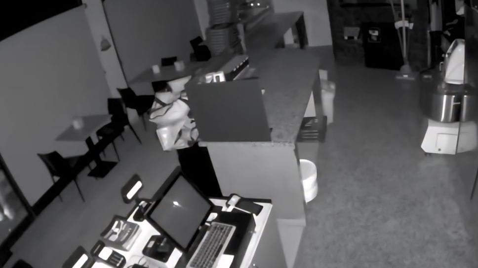 Bottiglie e calci alla vetrina della pizzeria, a Urgnano il titolare pubblica il video