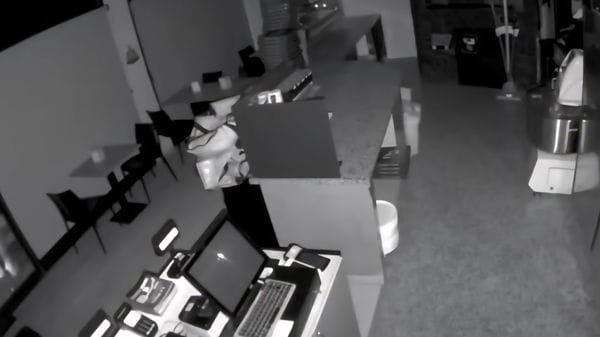 Bottiglie e calci alla vetrina della pizzeria, a Urgnano il titolare pubblica il video