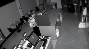 Bottiglie e calci alla vetrina della pizzeria, a Urgnano il titolare pubblica il video