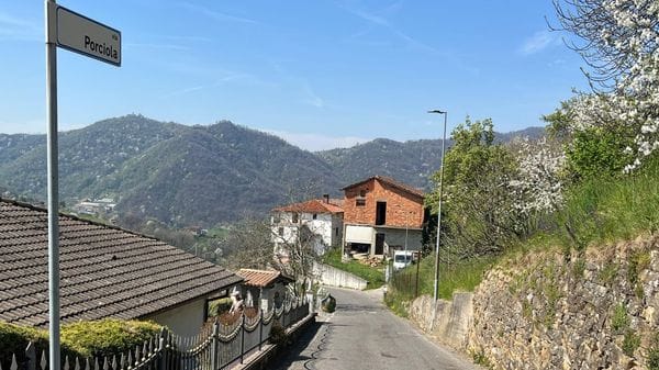 Cade dalla moto ad Adrara, resta grave il 17enne di Foresto