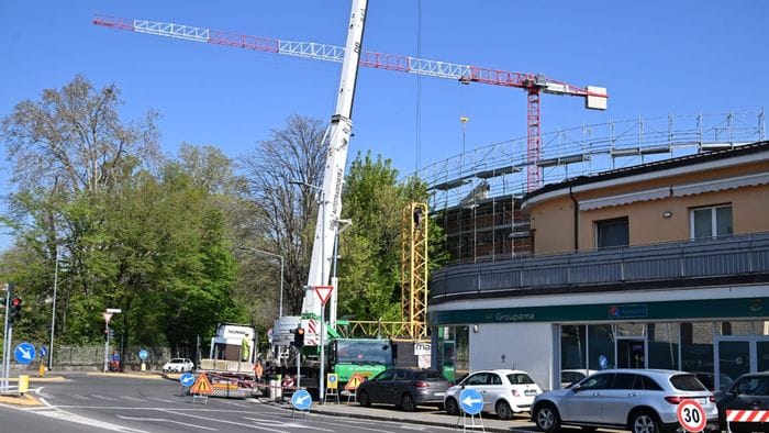 cantieri a bergamo attenzione al traffico si smonta la gru della nuova gamec le foto e il video