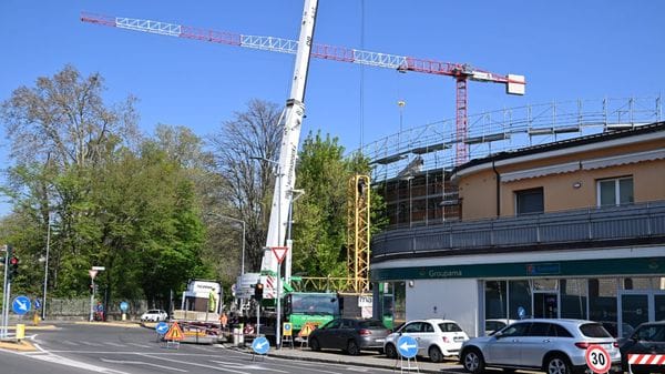 Cantieri a Bergamo, attenzione al traffico. Si smonta la gru della nuova Gamec - Le foto