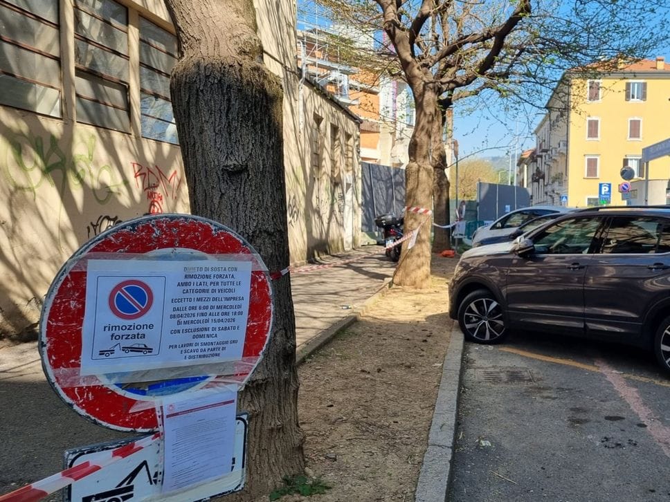 Cantieri a Bergamo, attenzione al traffico. Si smonta la gru della nuova Gamec - Le foto e il video