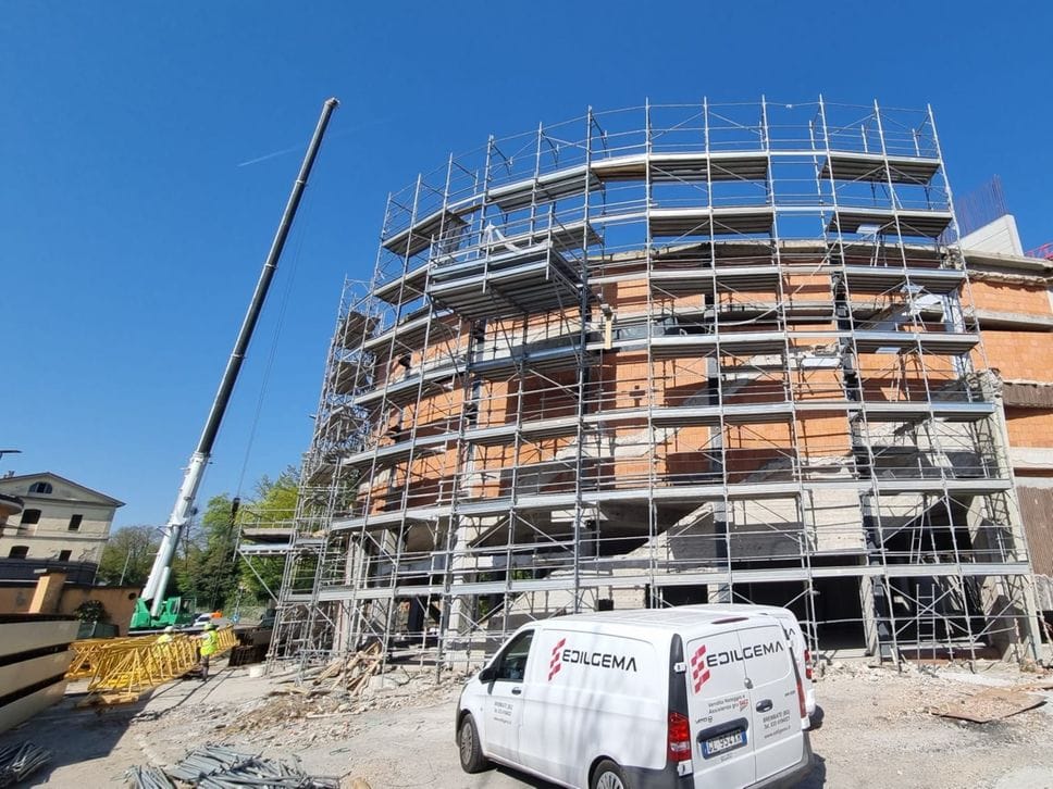 Cantieri a Bergamo, attenzione al traffico. Si smonta la gru della nuova Gamec - Le foto e il video