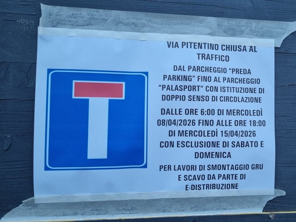 Cantieri a Bergamo, attenzione al traffico. Si smonta la gru della nuova Gamec - Le foto e il video