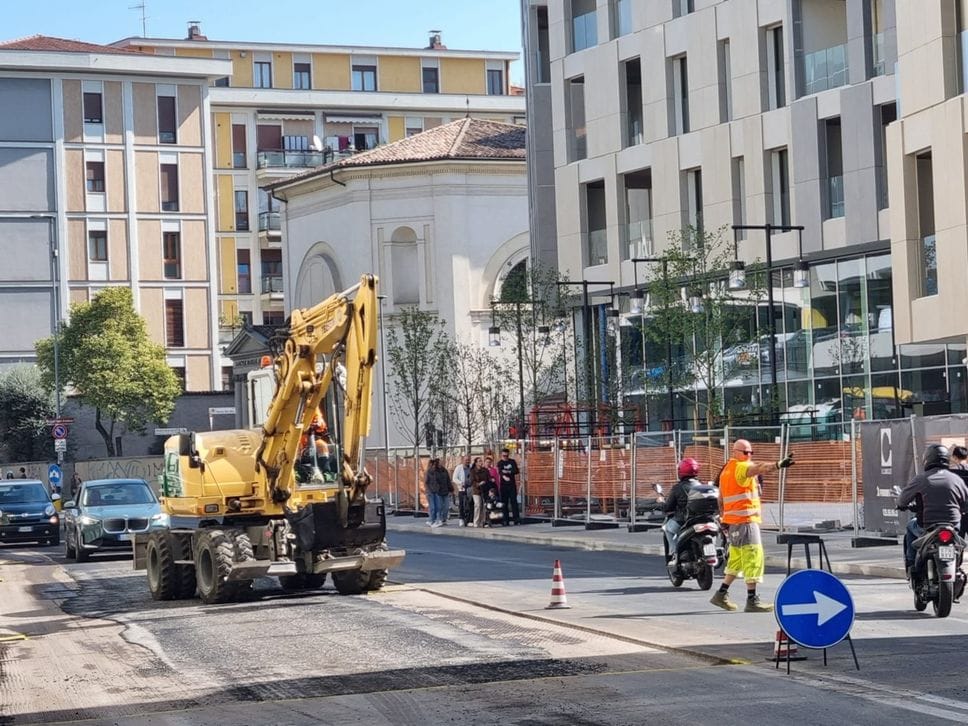 Cantieri a Bergamo, attenzione al traffico. Si smonta la gru della nuova Gamec - Le foto e il video