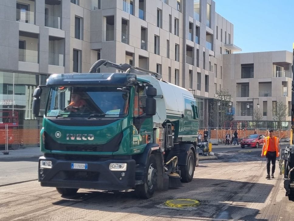 Cantieri a Bergamo, attenzione al traffico. Si smonta la gru della nuova Gamec - Le foto e il video