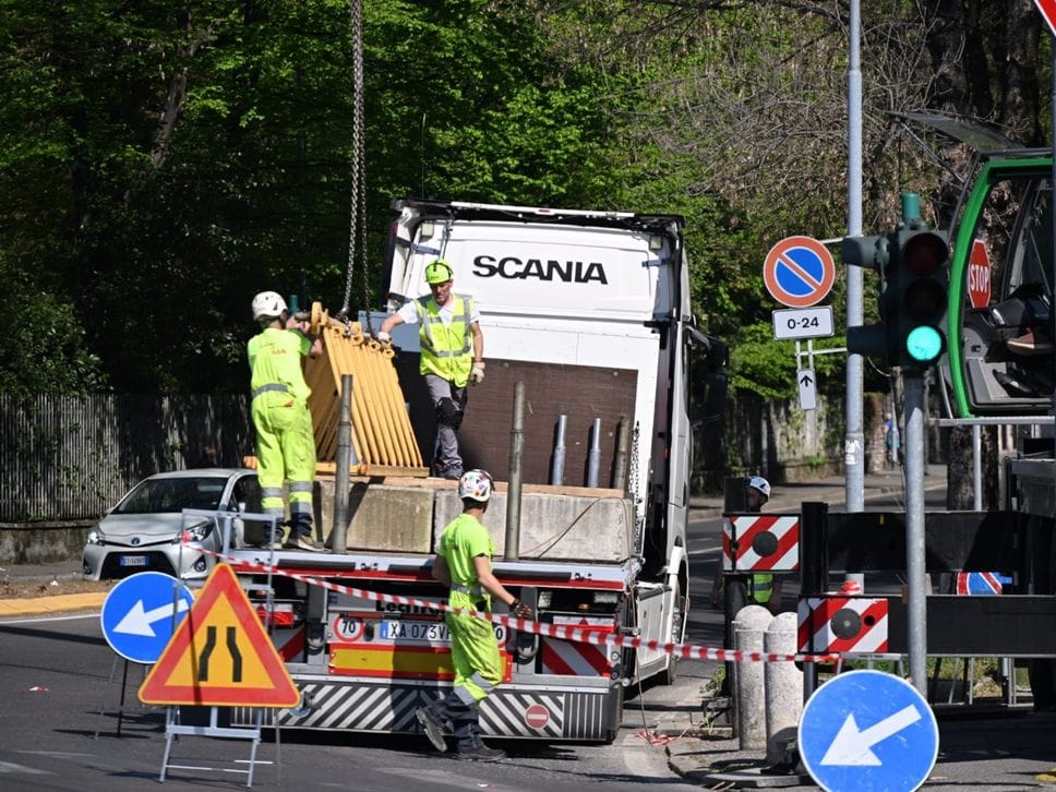 Cantieri a Bergamo, attenzione al traffico. Si smonta la gru della nuova Gamec - Le foto e il video