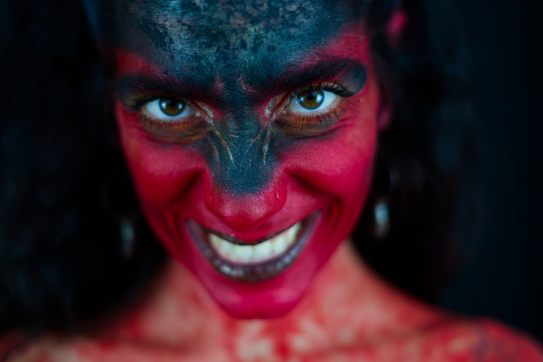 Dalila Kayros presenta a Bergamo il suo nuovo album: «Un’altra realtà è possibile»