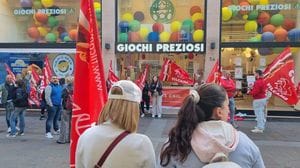 Giochi Preziosi, tutti i lavoratori del negozio di Bergamo in sciopero. Store chiuso - Foto e video