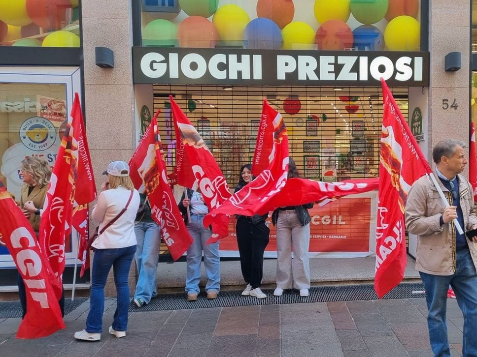 Giochi Preziosi, tutti i lavoratori del negozio di Bergamo in sciopero. Store chiuso - Foto e video
