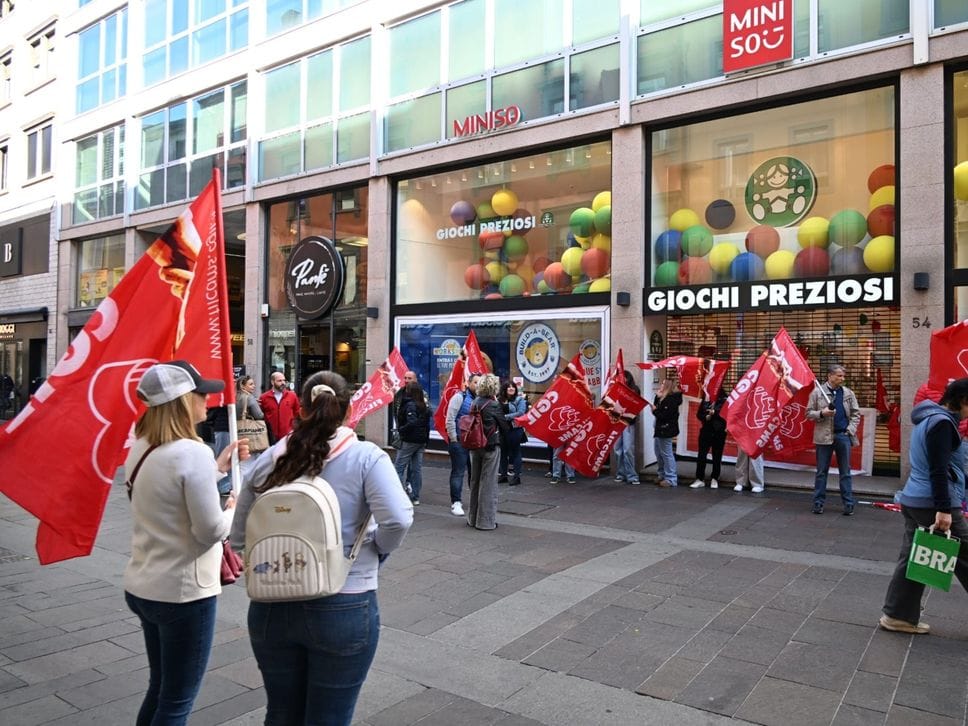 Giochi Preziosi, tutti i lavoratori del negozio di Bergamo in sciopero. Store chiuso - Foto e video